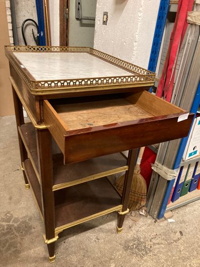 null Mahogany veneer table, marble top. One side drawer

Modern work

H : 89 - W...