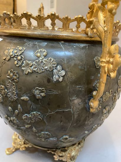 null Patinated bronze and gilded metal pot cover with flowers in relief in the Japanese...