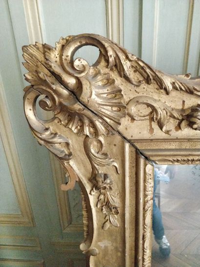 null Large mirror in gilded wood and carved with foliage and flowers

(small accidents,...