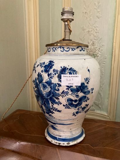 null Ovoid vase in Delft earthenware, floral decoration. Height: 24 cm. Electricity...