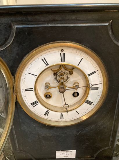 null Two terminal clocks 

One in white marble (ref 53) H : 38 - W : 32 - D : 16...