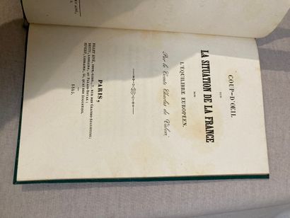 null Caisse de livres sont : Œuvres complètes de Moliere 5 volumes. 

La Fontaine...