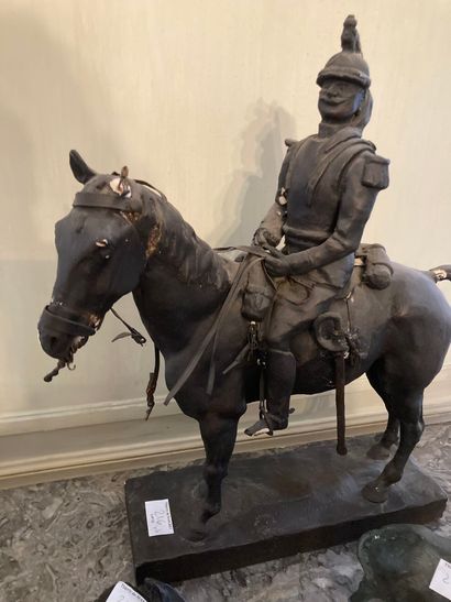 null Cuirrassier on horseback. Black patinated plaster. Height: 43 cm. Accidents...