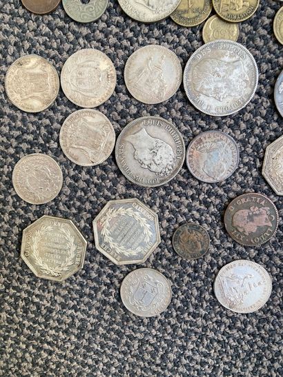 null Lot of tokens or metal coins, holey coins, decorative elements
