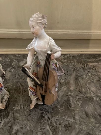 null Quatre personnages musiciennes en porcelaine dans le genre de Meissen. Haut.:...