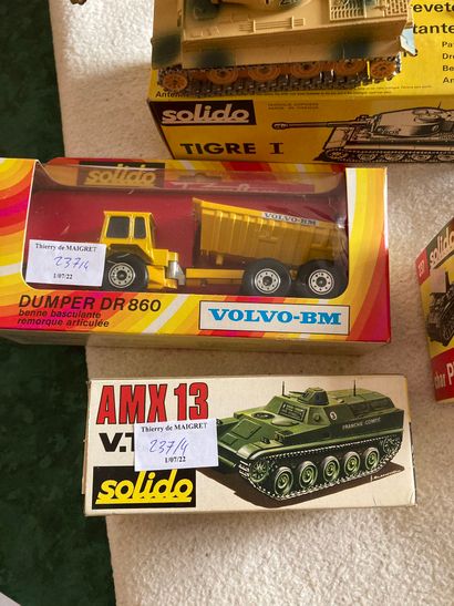 null Set of old games : diabolo + puzzle + bilboquet + 4 boxes Solido : 3 tanks +...