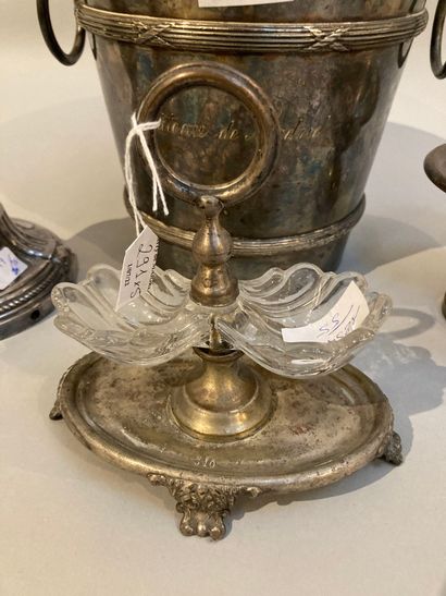 null Paire de bougeoirs en bronze argenté montés en lampe de style Louis XVI, à décor...