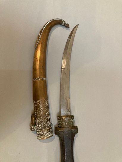 null Oriental dagger. Natural wood handle

L : 39,5 cm