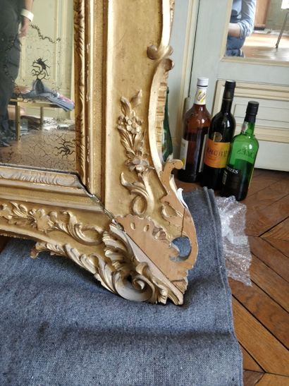 null Grand miroir en bois doré et sculpté de rinceaux et fleurs

(petits accidents,...