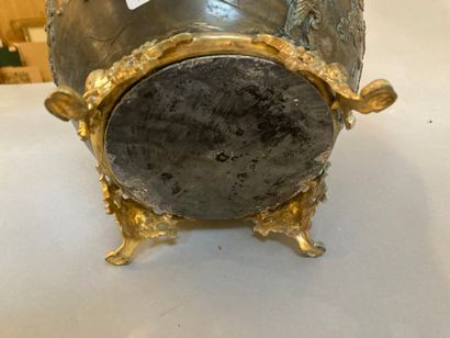 null Patinated bronze and gilded metal pot cover with flowers in relief in the Japanese...