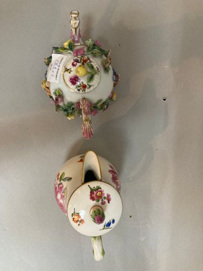 null Two porcelain pourers, floral decoration in volume

H : 17,5 and 10 cm (ref...