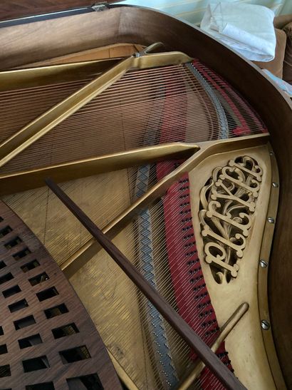 null Pleyel toad piano in rosewood veneer. Size: 100 x 148 x 165 cm. N°180062 (67525)....