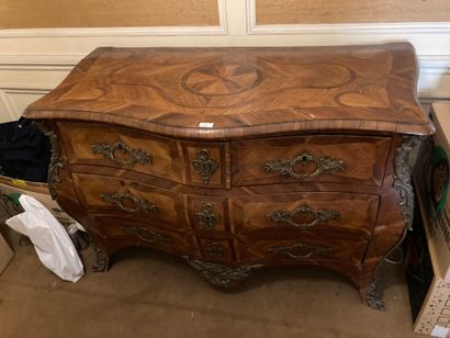 null Veneered chest of drawers with three rows of drawers and a top inlaid with rosettes....