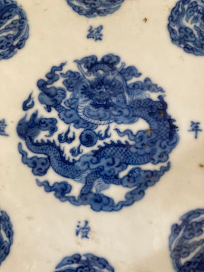 null VIETNAM blue of Hué

Pair of dishes on pedestal

19th century. One broken and...