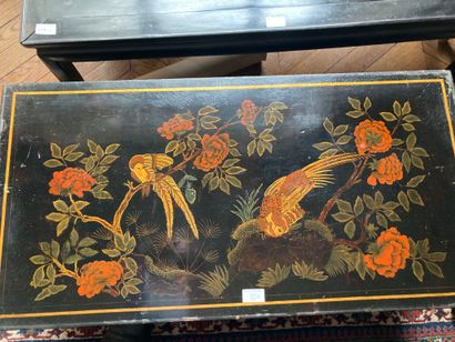 null 2 coffee tables South East Asia black lacquered. Decorated with birds for one

H...