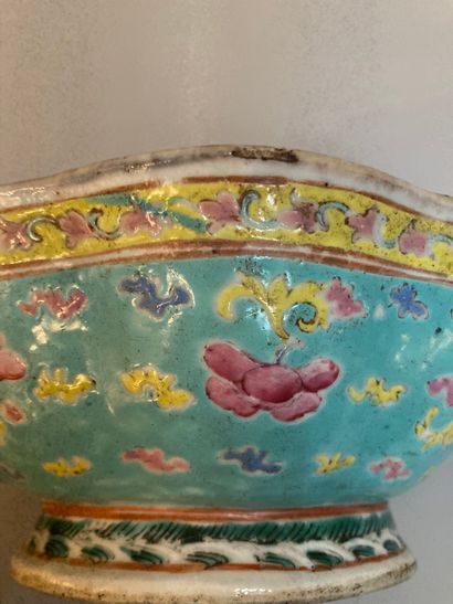 null CHINA, Canton

porcelain bowl on pedestal, with polychrome enamel decoration

H...