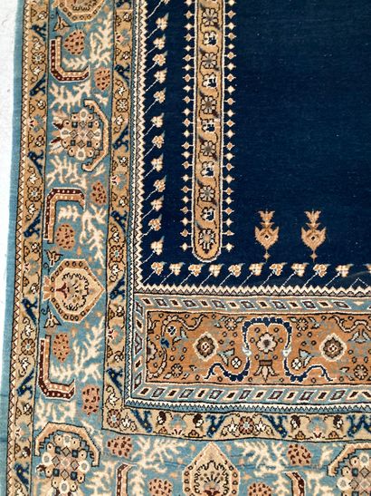 null Tapis de prière fond bleu à décor d'intérieur de mosquée

Dim.: 104 x 165 cm...