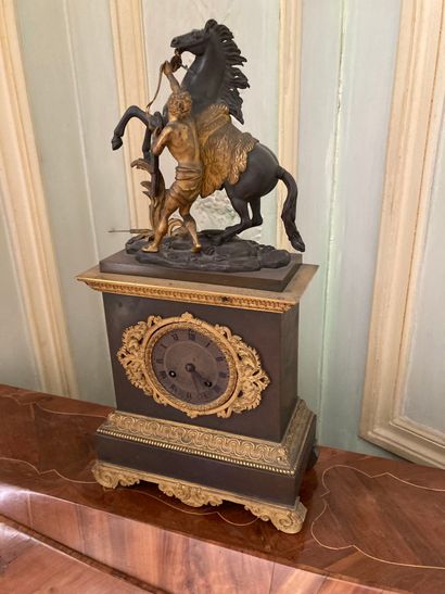 null Pendule borne en bronze doré et patiné, décor de cheval de Marly. Milieu du...