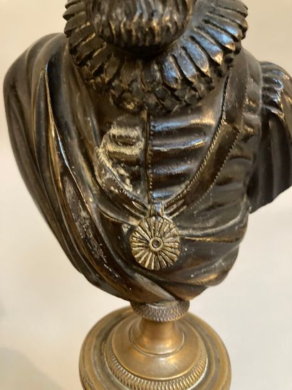 null Paire de bustes Henry IV et Sully en bronze ciselé et patiné sur une base cylindrique...