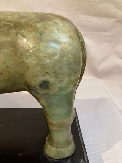 null 
CHINE

Important cheval debout en néphrite sculptée. XXe siècle. 

H : 41 -...