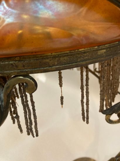 null Travail français, 1900

Lampe de table en bronze et métal, cache-ampoule en...