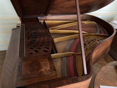 null Pleyel toad piano in rosewood veneer. Size: 100 x 148 x 165 cm. N°180062 (67525)....