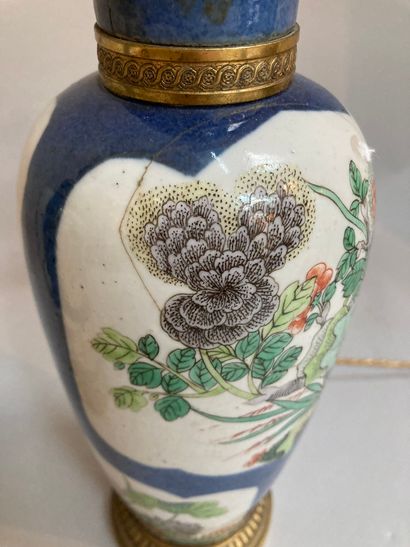 null Paire de potiches couvertes en porcelaine montées en lampe à décor floral (fêles...