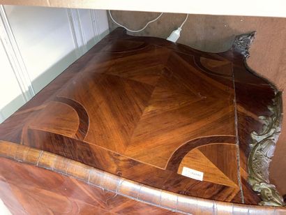 null Veneered chest of drawers with three rows of drawers and a top inlaid with rosettes....