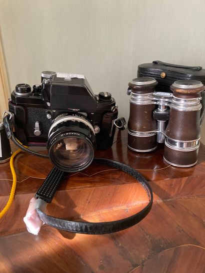 null Lot appareils photos 

1 appareil photo Leica

et un appareil photo dans son...