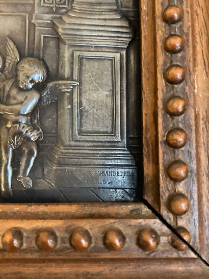 null Plaque reliquaire en métal argenté représentant Notre Dame des victoires, signée...