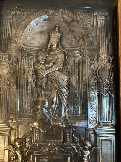 null Plaque reliquaire en métal argenté représentant Notre Dame des victoires, signée...