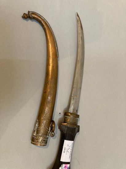null Oriental dagger. Natural wood handle

L : 39,5 cm