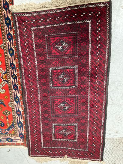 null Lot comprenant : deux tapis fond rouge et fond noir décor floral

170 x 115...