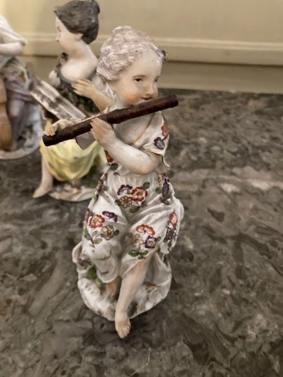 null Four figures musicians in porcelain in the style of Meissen. Height: 12 cm....