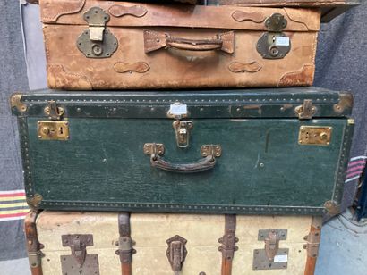 null Lot de 6 valises de voyages dont certaines monogrammées 

(usures, accidents...