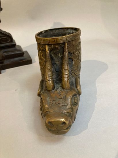 null Lot : ASIE. Coupe rython en métal, décor d'un forme d'animal à cornes (ref 307)...