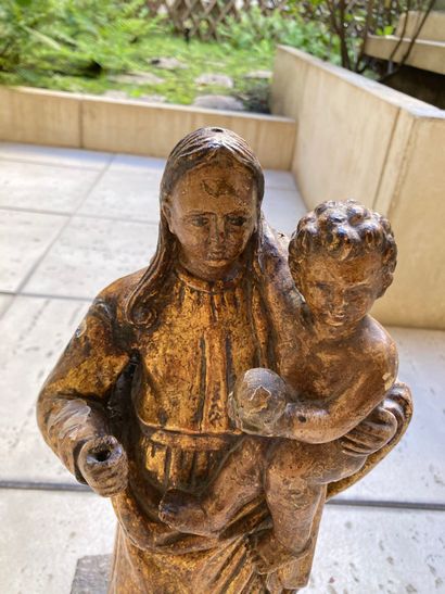 null Virgin and child in black and gold lacquered wood

H: 42 cm (wear, missing)