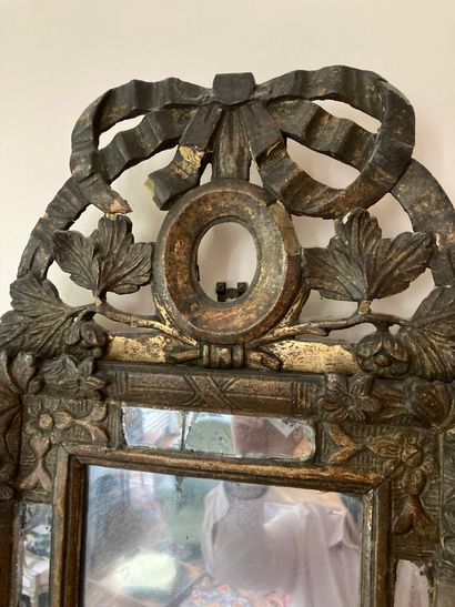 null Small mirror with parecloses 

18th century 

62 x 36 cm. Accidents (Ref. :...