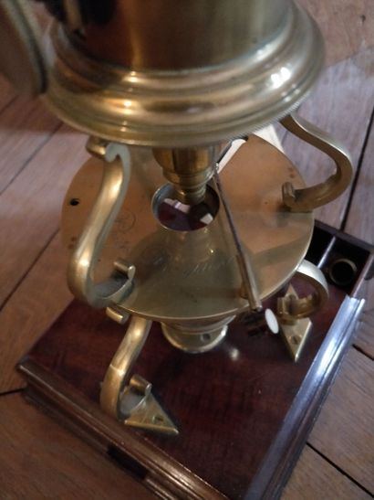 null 
Microscope type Culpeper in brass tripod signed P. Bricautton




Height :...