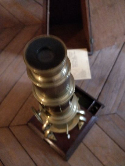 null 
Microscope de type Culpeper en laiton tripode signé P. Bricautton




Ht :...