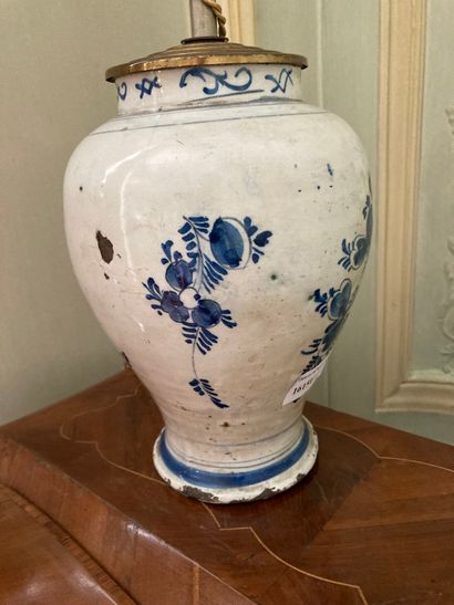 null Ovoid vase in Delft earthenware, floral decoration. Height: 24 cm. Electricity...