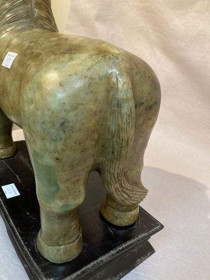 null 
CHINE

Important cheval debout en néphrite sculptée. XXe siècle. 

H : 41 -...