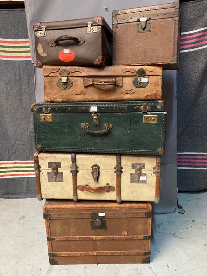 null Lot of 6 travel cases, some of which are monogrammed 

(wear, accidents and...