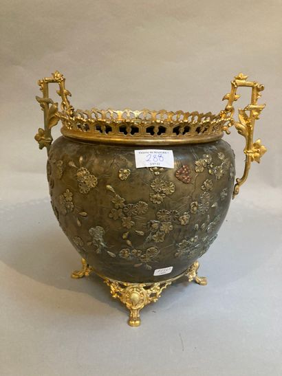 null Patinated bronze and gilded metal pot cover with flowers in relief in the Japanese...
