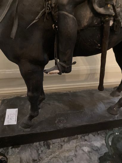 null Cuirrassier on horseback. Black patinated plaster. Height: 43 cm. Accidents...