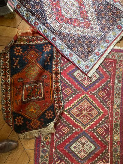 Quatre petits tapis et carpettes 

Usures...