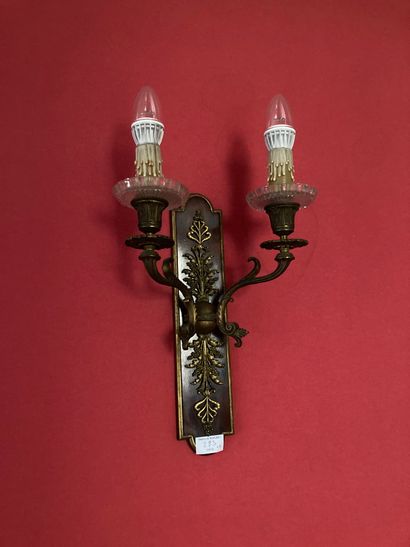 null Pair of sconces in bronze and mahogany 

Two lights. Louis XVI style

H. 38...
