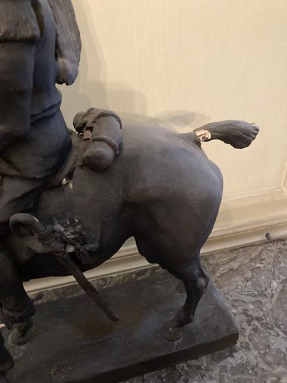 null Cuirrassier on horseback. Black patinated plaster. Height: 43 cm. Accidents...