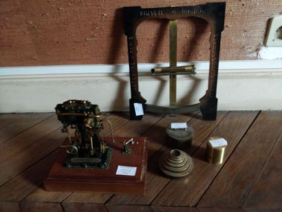 null Lot of scientific instruments including a dial marked Jaeger, a brass geometer...