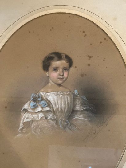 null Deux pastels ovales 

Portrait d'enfant et portrait de femme signés en bas à...